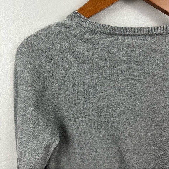 Tommy Hilfiger Grey V-Neck Sweater Size Medium - Picture 7 of 10